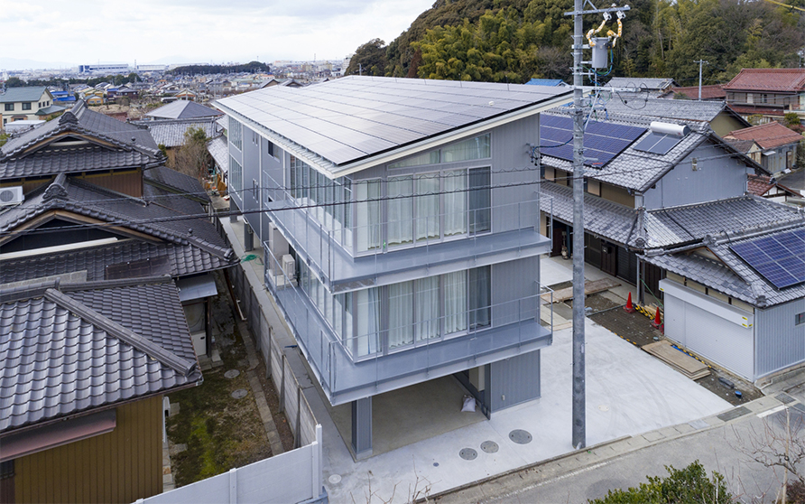 バリアフリー・大容量の太陽光発電システム・2世帯の光溢れる重量鉄骨造の家