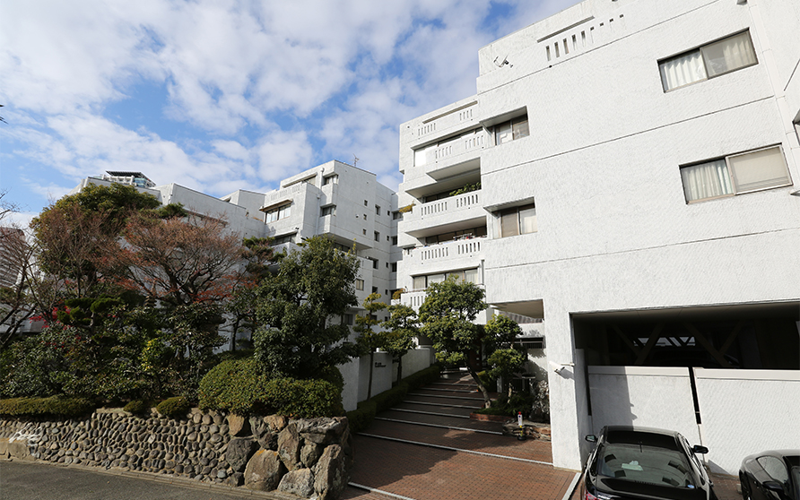 キッチンを中心とした生活空間 ギャラリーのような家 石・木・金属