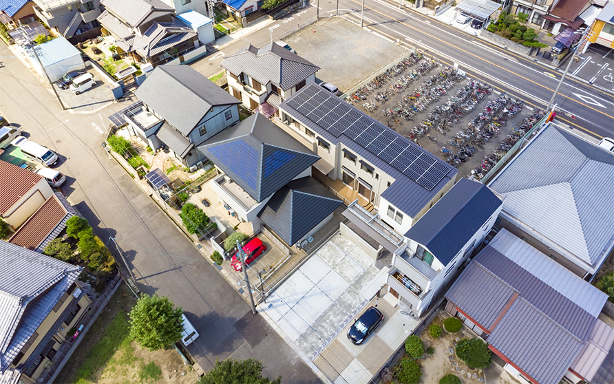 2世帯住宅、重量鉄骨造2階建て、屋根全面太陽光設置、公園を望む家