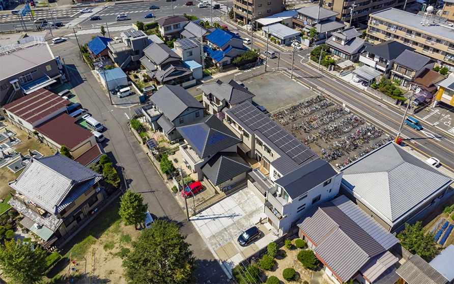 2世帯住宅、重量鉄骨造2階建て、屋根全面太陽光設置、公園を望む家