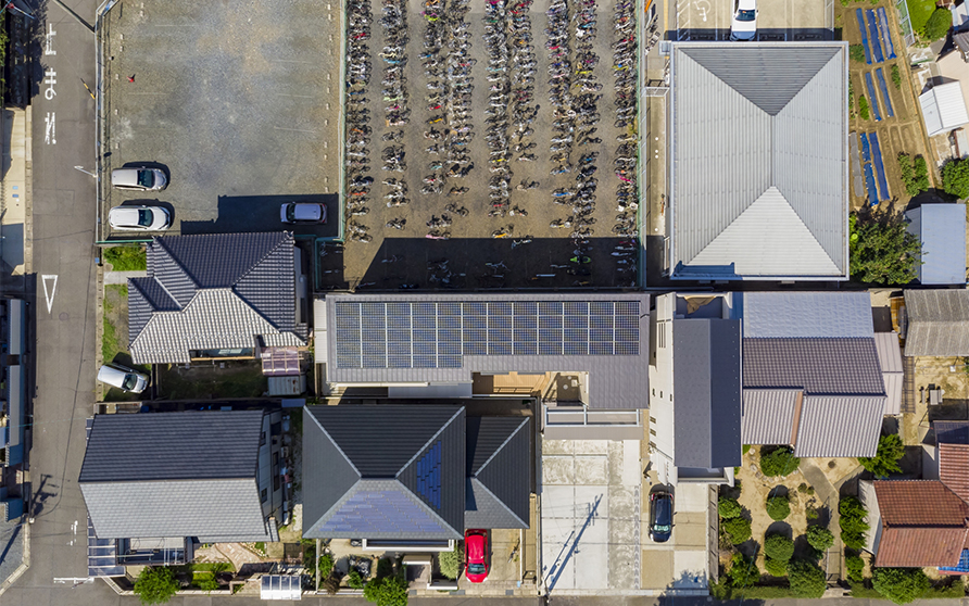 2世帯住宅、重量鉄骨造2階建て、屋根全面太陽光設置、公園を望む家