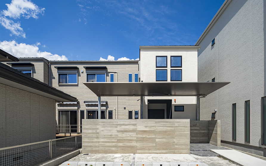 2世帯住宅、重量鉄骨造2階建て、屋根全面太陽光設置、公園を望む家