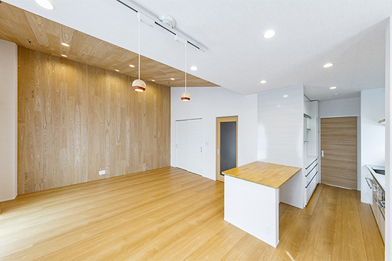 木と白を基調としたデザインで、機能性の高い設備計画の家