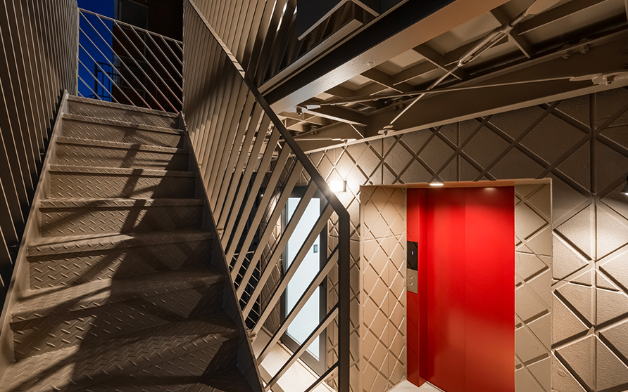 m3 building（テナントビル、金山、重量鉄骨造・8階建て・細長い敷地）