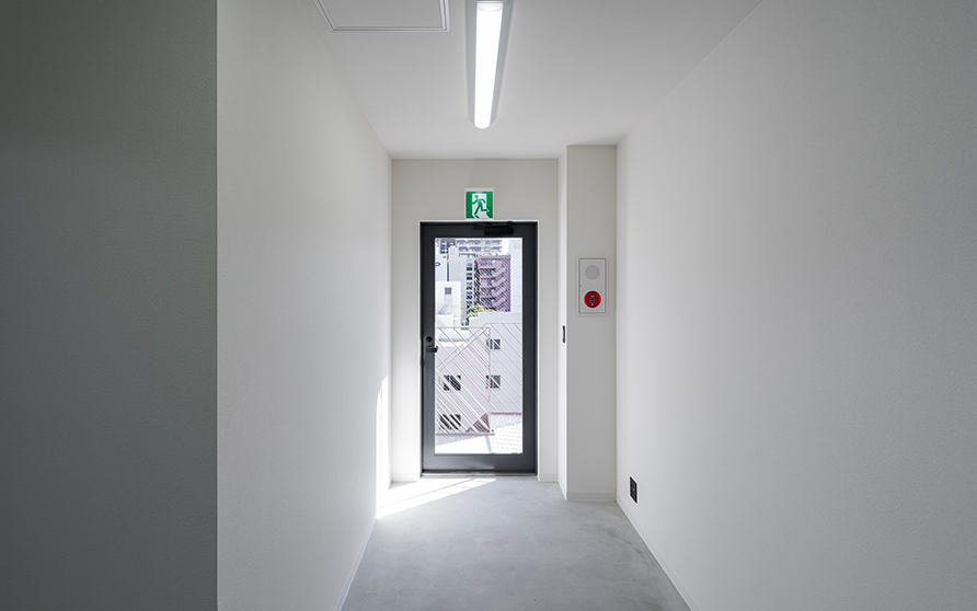 m3 building（テナントビル、金山、重量鉄骨造・8階建て・細長い敷地）